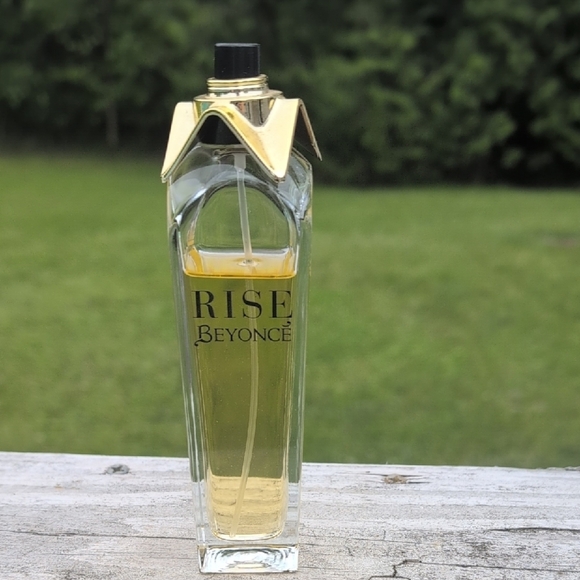Beyoncé Rise Perfume with Gold Cap - Picture 2 of 4